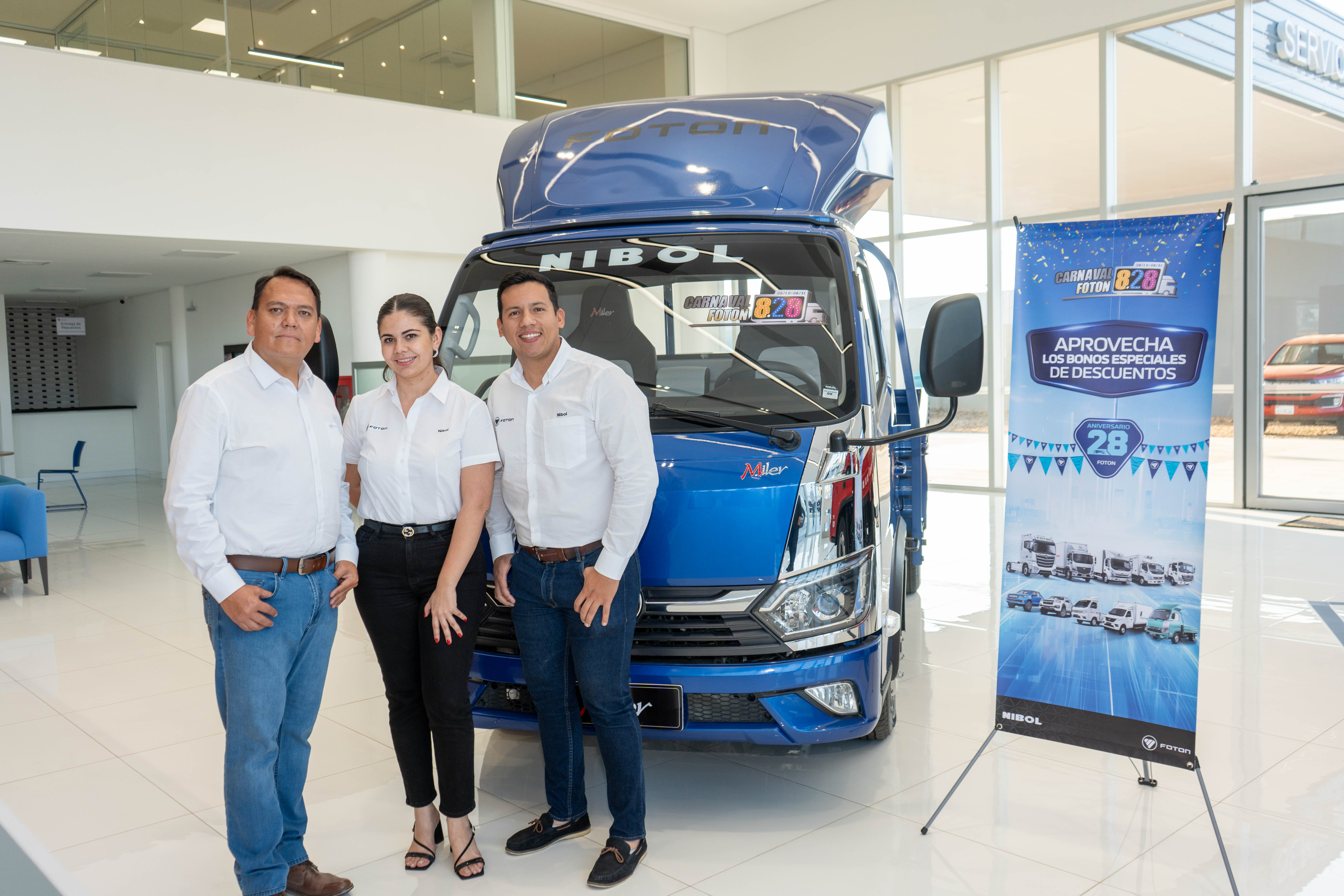 Rodrigo Rendón, Representante de la Fábrica Foton en Bolivia, Gabriela Montaño Jefe de producto y Cesar Sandoval, Jefe Comercial Nacional Div Pesados