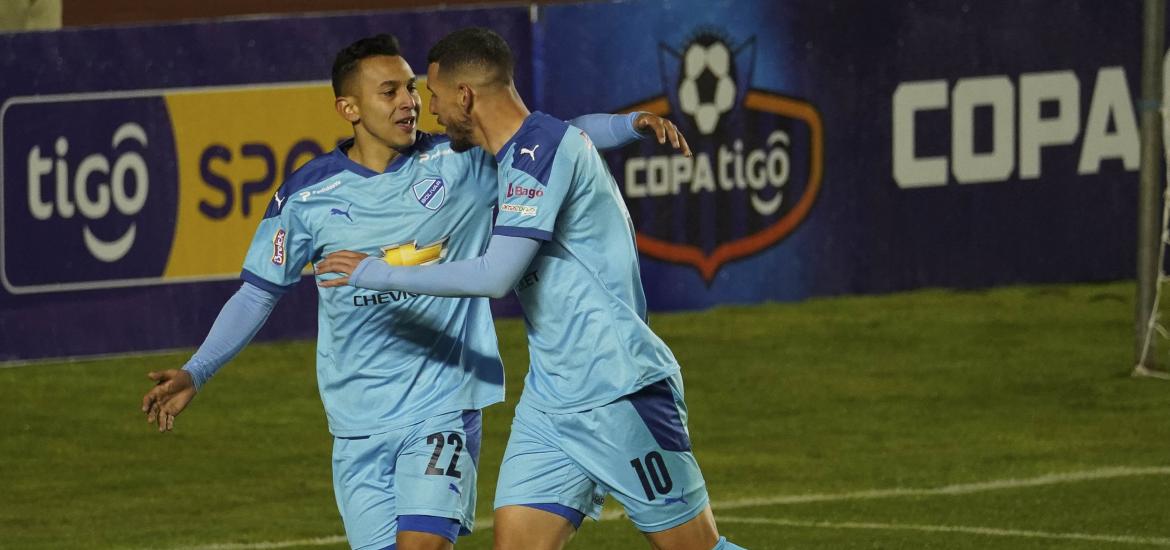 Miranda y Rey celebran el segundo gol de la Academia.