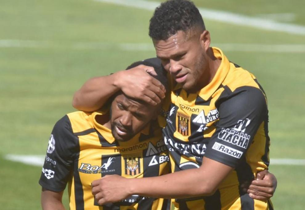 Blackburn y Barbosa celebran uno de los siete goles