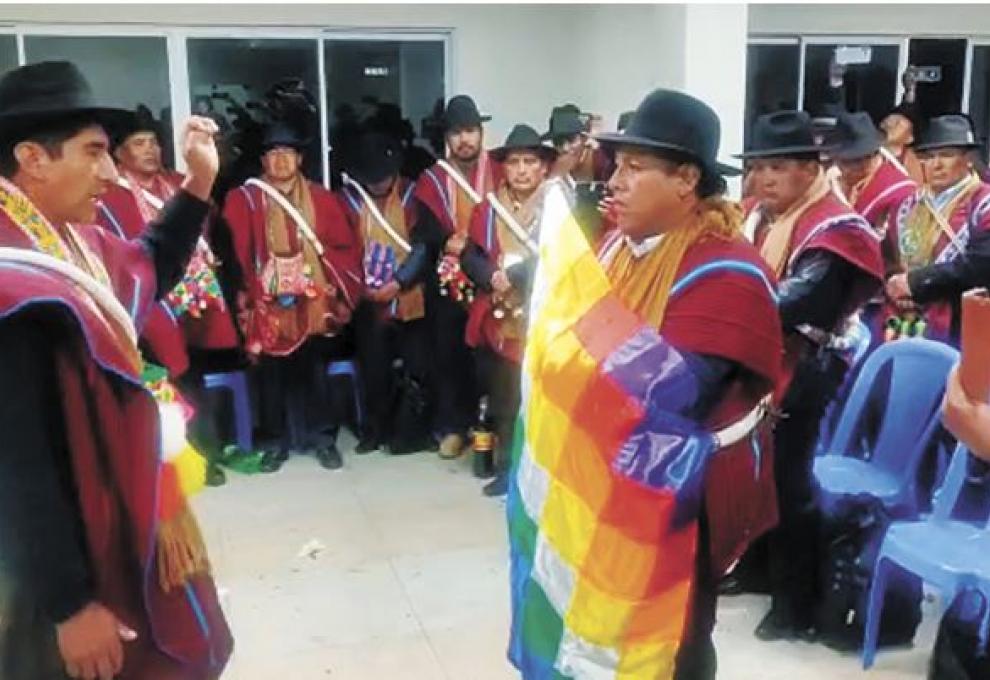 Javier Alejo (derecha) es posesionado como nuevo ejecutivo de Túpac Kataride La Paz. Foto: Captura de video. 
